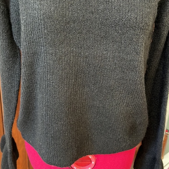 Vero Moda  NWT  Simone V-neck Ruffle Blouse   Long sleeve. Bell at ends  Size XS - Picture 4 of 11